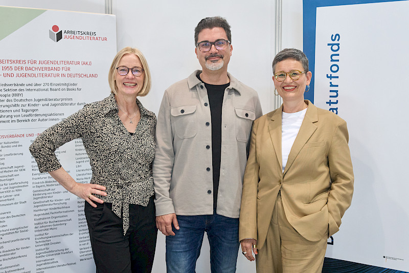 Die Jury der Kranichsteiner Kinder- und Jugendliteratur-Stipendien 2025: v.l.n.r.: Prof. Dr. Iris Kurse, Prof. Dr. Jan Standke, Christine Knödler