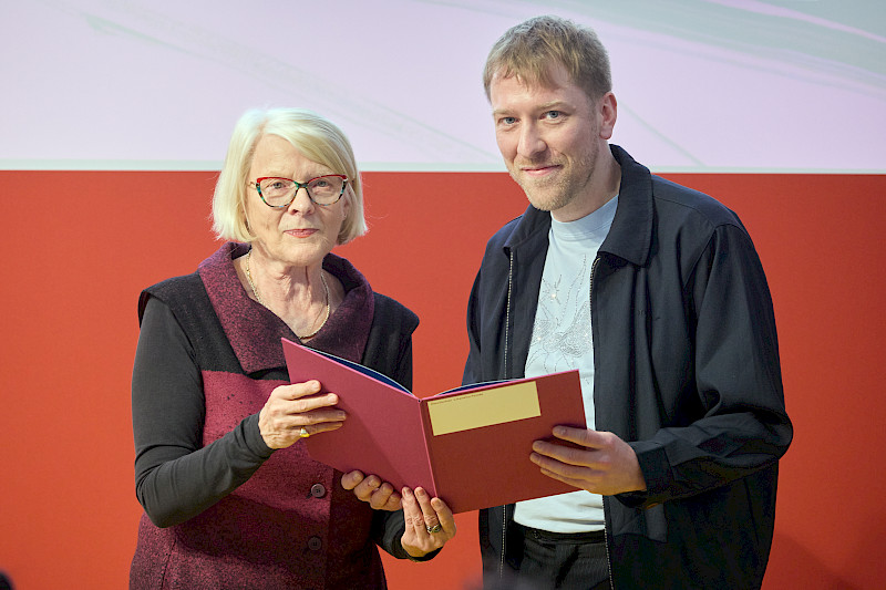 Übergabe der Urkunde an Luca Kieser durch Regula Venske