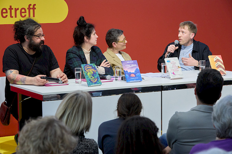 Benjamin Tienti, Karen Köhler, Christine Knödler und Luca Tienti im Gespräch