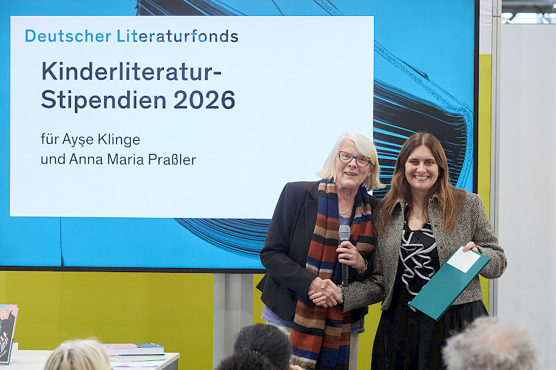 Übergabe der Urkunde an Anna Maria Praßler durch Regula Venske