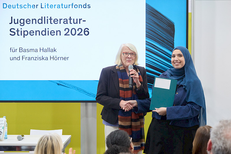 Übergabe Der Urkunde an Basma Hallak durch Regula Venske