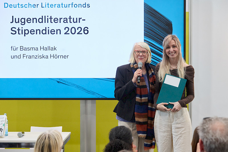 Übergabe der Urkunde an Franziska Hörner durch Regula Venske