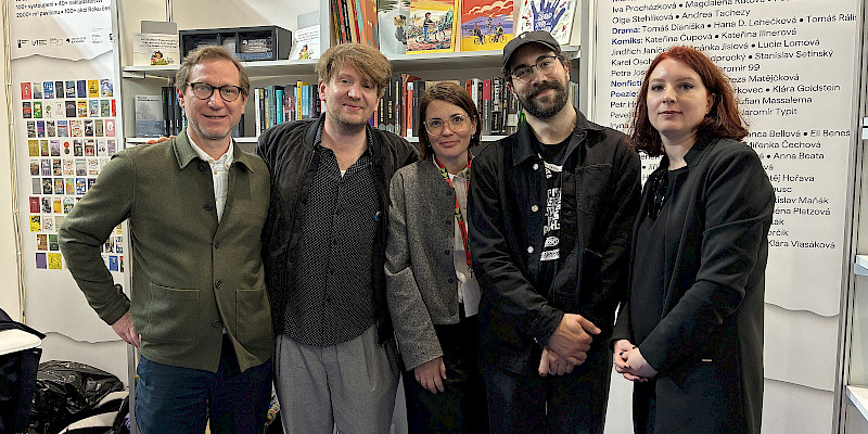 Auf der Book World Praha, v.l.n.r.: Lars Birken-Bertsch (Literaturfonds), Dmitrij Kapitelman, Michala Čičv&aacute;kov&aacute; (CzechLit), Mikael Ross, Slata Roschal