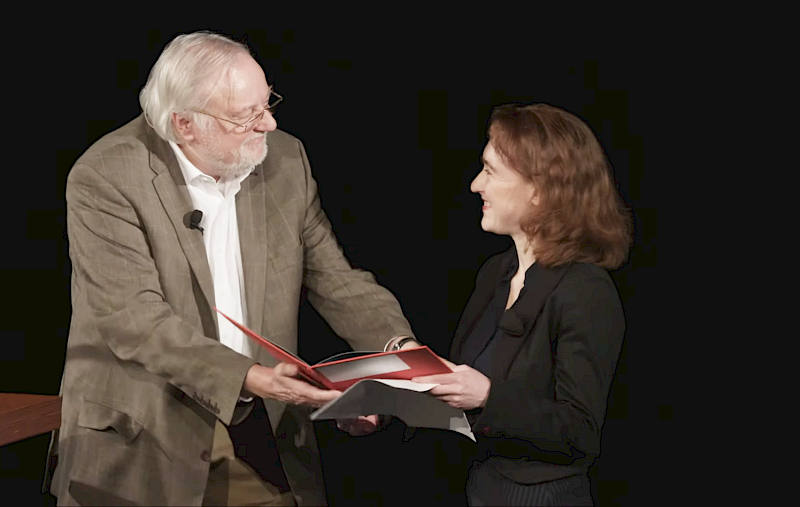Wend Kässens überreicht Nora Bossong den Kranichsteiner Literaturpreis