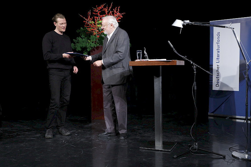 Wend K&auml;ssens &uuml;berreicht Nico Bleutge den Kranichsteiner Literaturpreis 2017 im Theater Moller Haus  in Darmstadt
