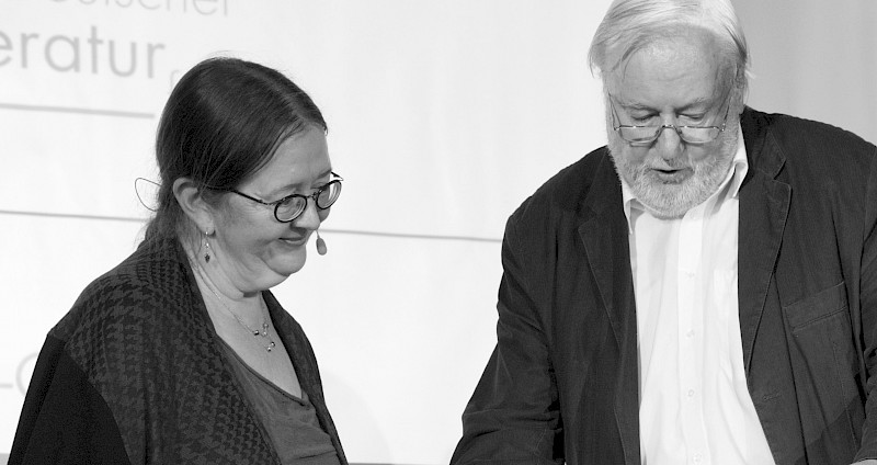Anne Birkenhauer und Wend K&auml;ssens bei der Preis&uuml;bergabe auf der Frankfurter Buchmesse 2016