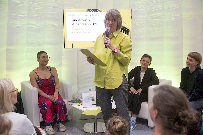 Übergabe der Urkunden durch Susanne Fischer