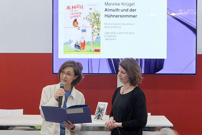 Übergabe der Urkunde an Mareike Krügel durch Bettina Fischer