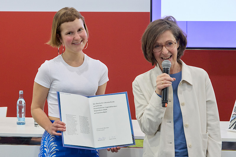 Urkundenübergabe an Caroline Wahl durch Bettina Fischer